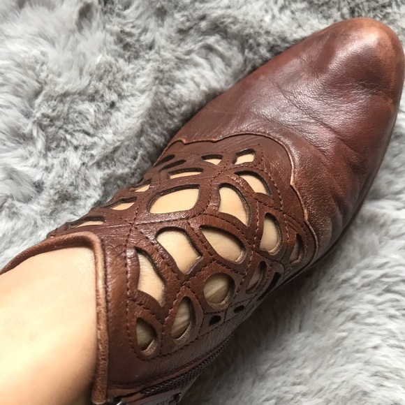 Unique Vintage brown leather loafers with cut out design by Everybody by BZ Moda - Picture 3 of 12